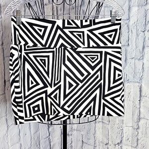 *EXPRESS DESIGN STUDIO Black and White Geometric Mini Skirt Size‎ 6
